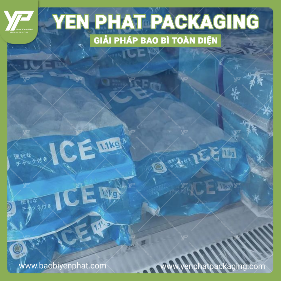 Bao bì đá viên được xếp ngay ngắn trong tủ đông ở một cửa hàng tiện lợi