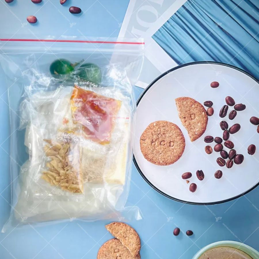 Đựng bánh tráng bằng túi zip chỉ đỏ tiện lợi