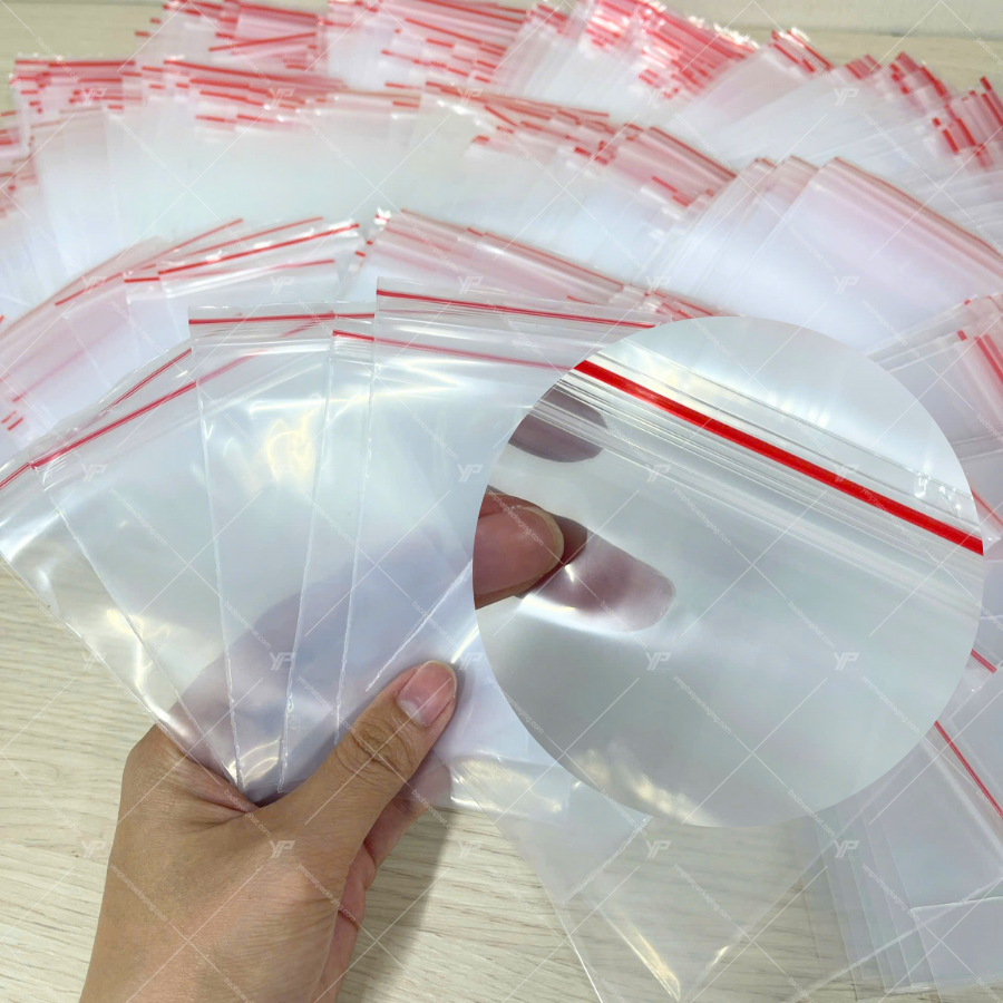 Túi zip viền đỏ của Yến Phát có phần khóa chất lượng cao