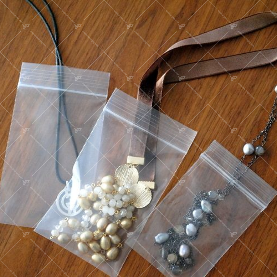 Phụ kiện thời trang được đựng bằng túi zip chỉ đỏ